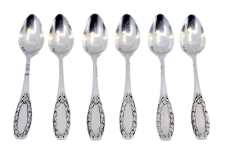  Conjunto de seis colheres de café em prata com cabos relevados envolvendo cartelas para monogramas.